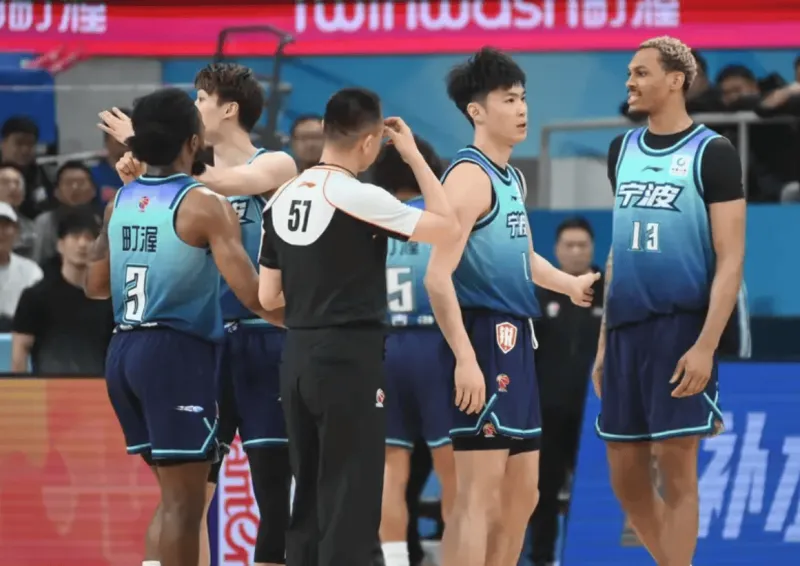 1xBET中国官网-官方：宁波男篮现场观众向场内投掷烟盒杂物，核减经费3万元